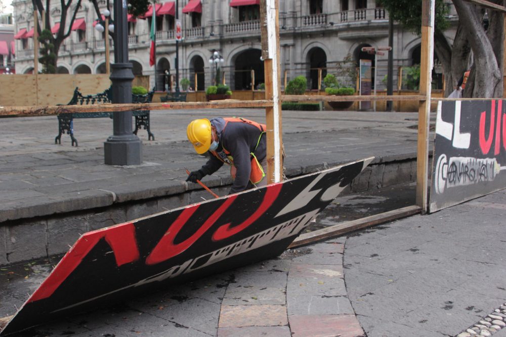 Zócalo vuelve a la normalidad, retiran muro de madera