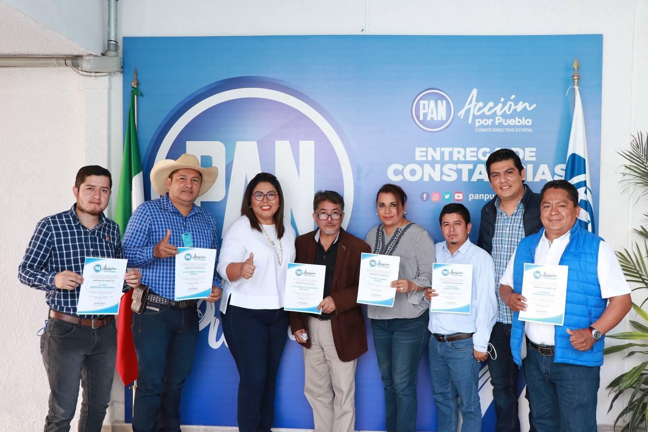 PAN entrega constancias a sus abanderados en municipios