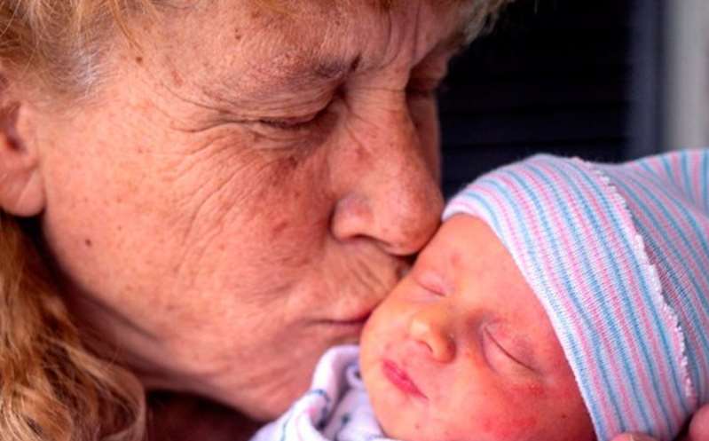 ¡Rompió récord¡ Mujer da a luz a los 57 años de edad!