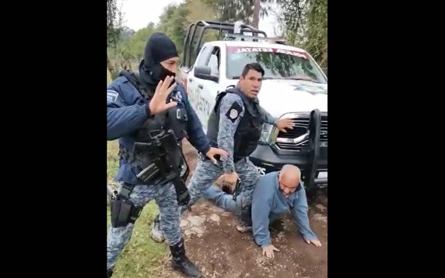 Policías municipales someten a hombre de la tercera edad; Barbosa promete investigar los hechos