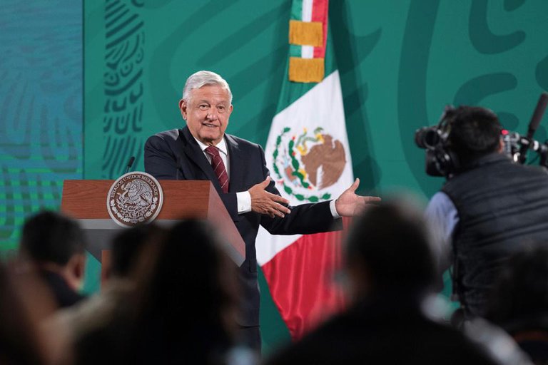 “Yo conozco un periodista y un canal de televisión que era especialista en montajes”: AMLO
