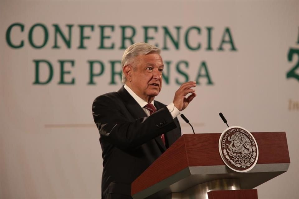 AMLO presentó en la “mañanera” el montaje de Loret con el caso Cassez: “Escuela de mentiras”