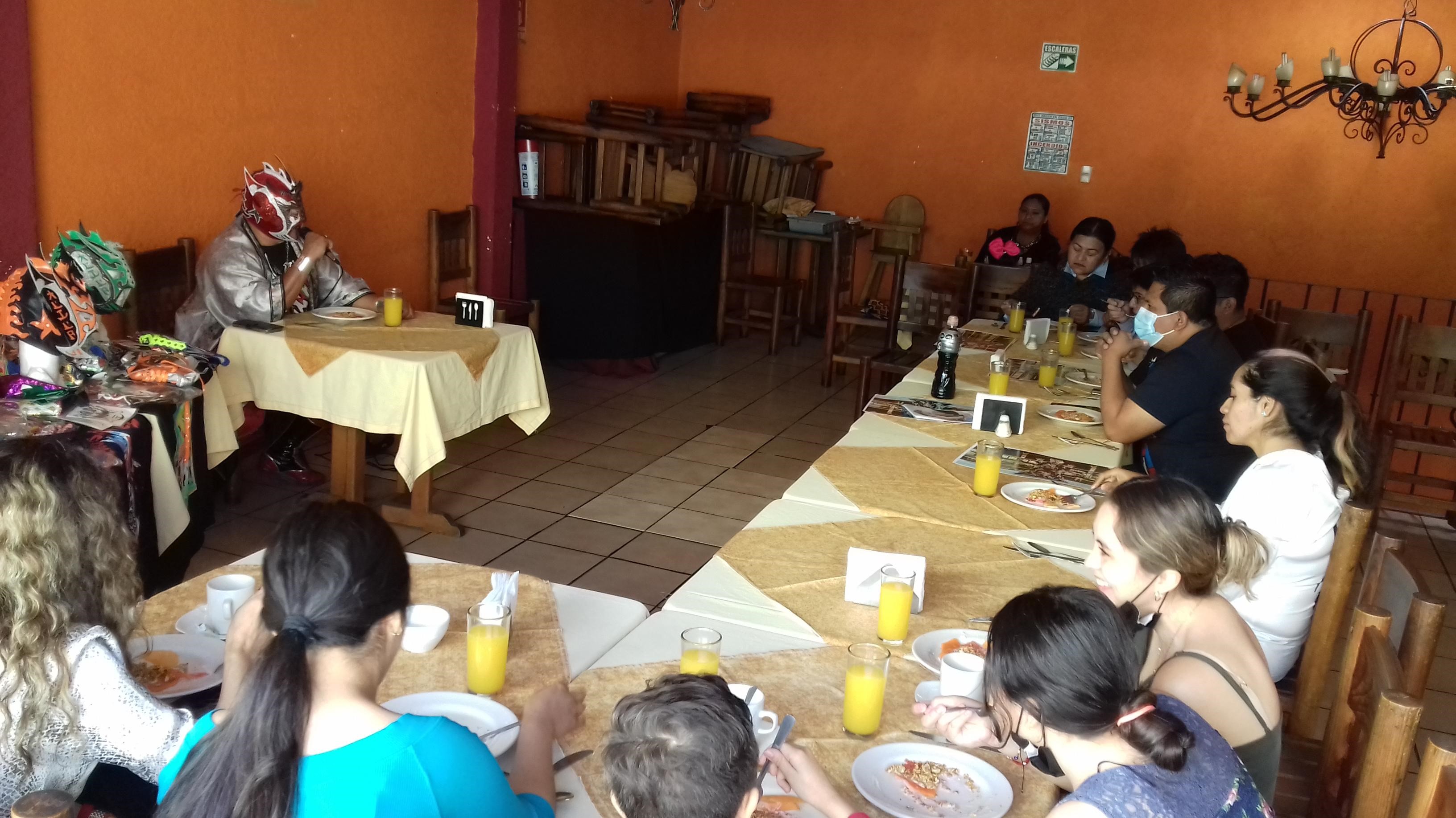 El experimentado luchador 'Oriental' tuvo convivencia con sus aficionados poblanos