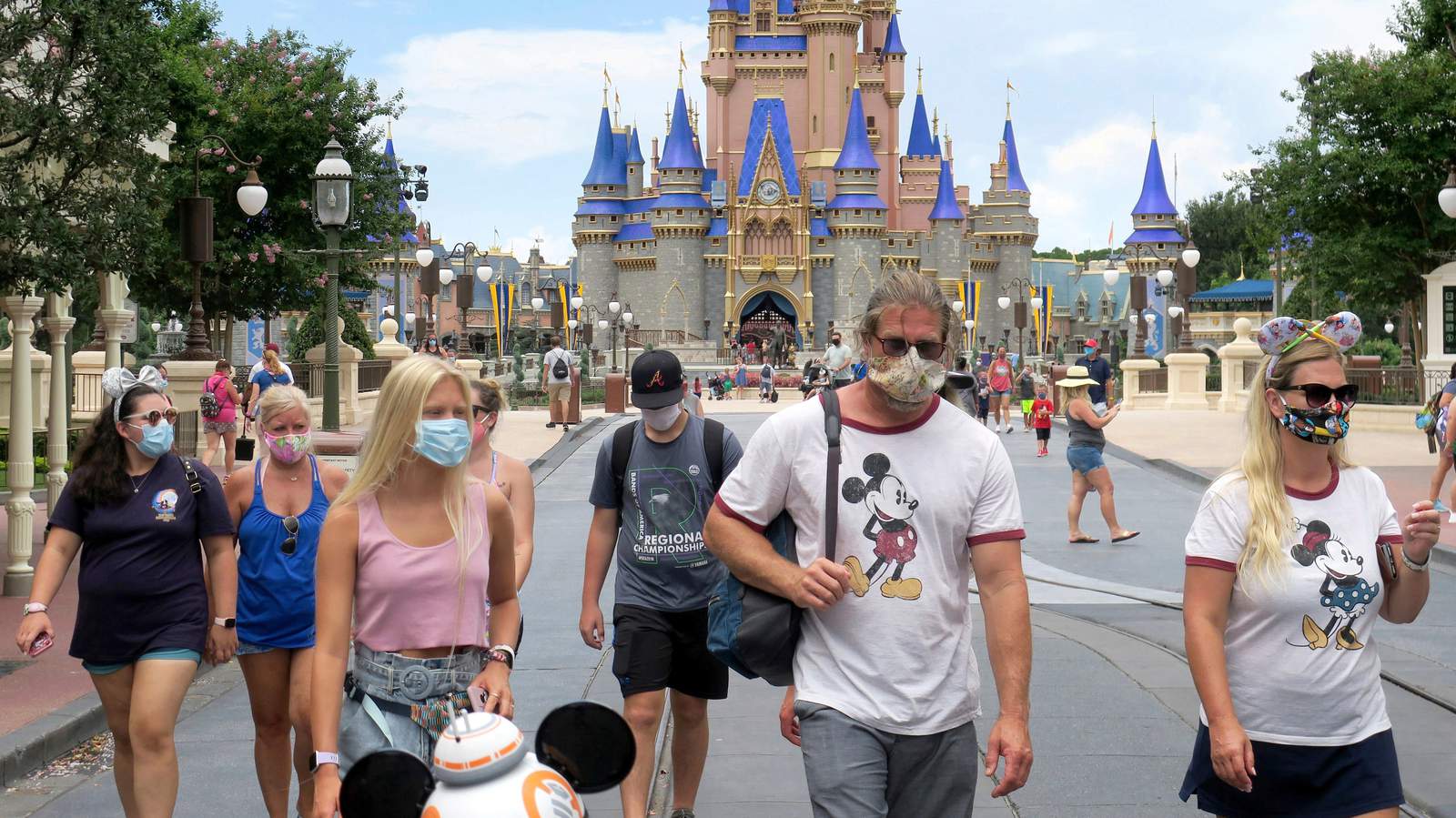 Detienen a turista por negarse a toma de temperatura en Disney World