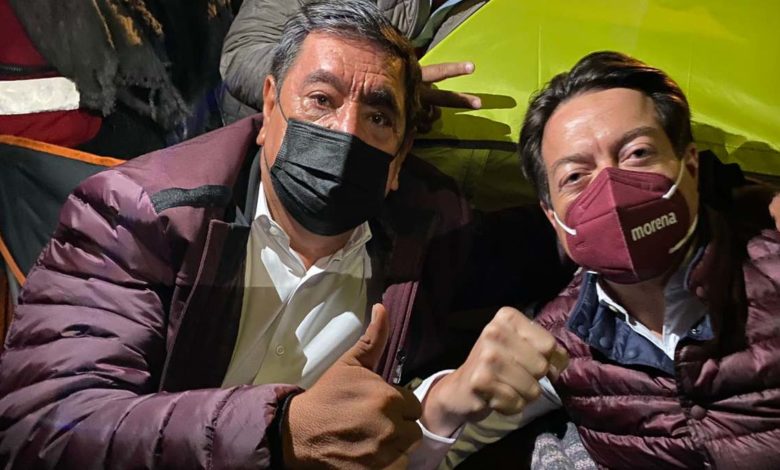 Salgado Macedonio y Mario Delgado pasan la noche en plantón frente al INE