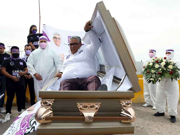 Arranca campaña saliendo del ataúd; Candidato a diputado en CJS monto todo un show, "Si no cumplo que me entierren vivo"