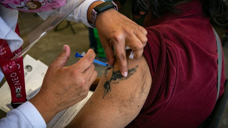Jóvenes se disfrazaron de adultos mayores para recibir la vacuna anticovid; ya están detenidos