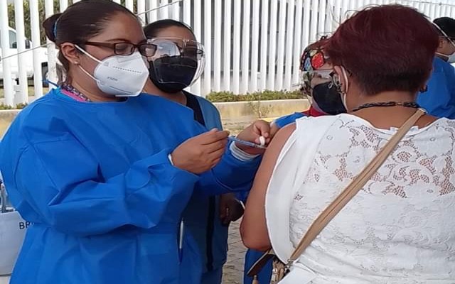 Se contagian de Coronavirus 27 poblanos que recibieron la vacuna anticovid; van dos fallecidos