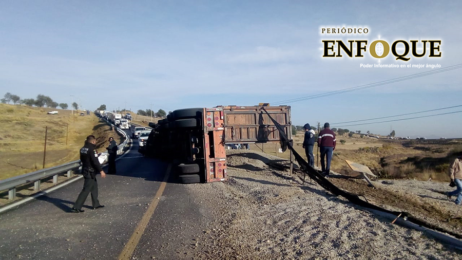 Vuelca camión cargado de material pétreo sobre la carretera México-Veracruz