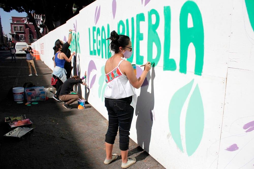 Colectivos feministas realizan mural Pro Aborto en estructuras del Zócalo