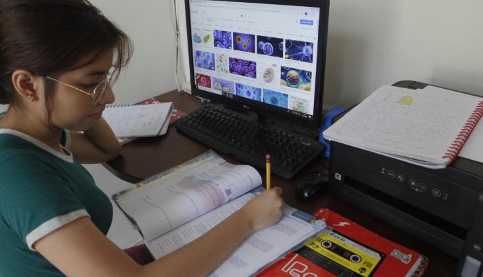 Frustración y confusión, emociones que enfrentan los docentes y estudiantes durante la pandemia: Especialistas