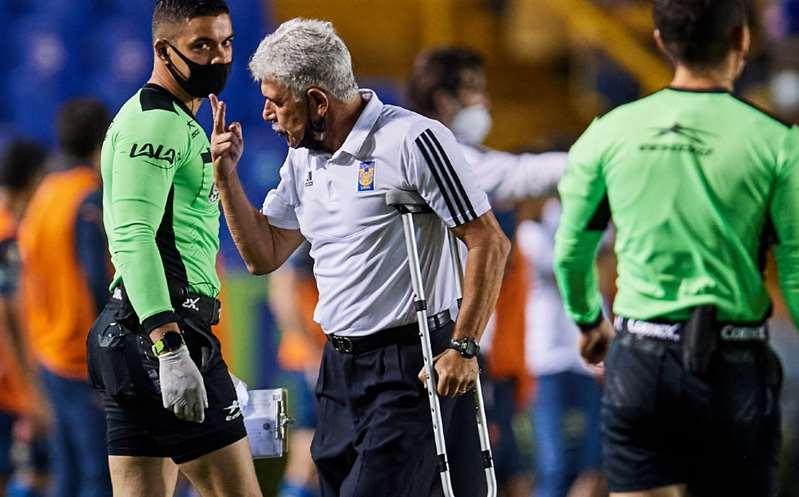 "'Pin$#% cojo": El insulto que hizo explotar al Tuca contra de un aficionado