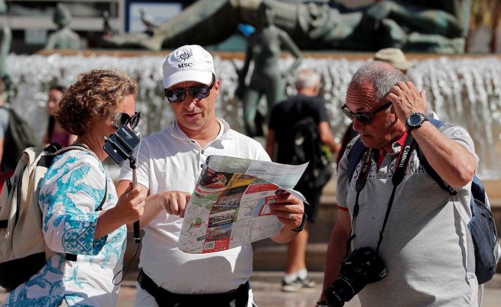 Cayeron más de 50% las visitas de turistas del exterior: Inegi