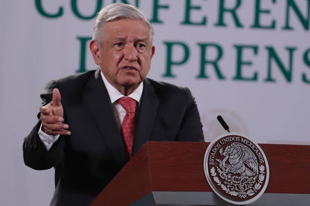 AMLO sugiere encuesta telefónica para resolver candidaturas de Salgado Macedonio y Morón