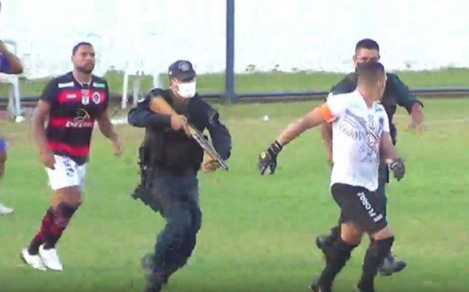 Policía dispara a jugadores en pleno juego en la Liga de Brasil