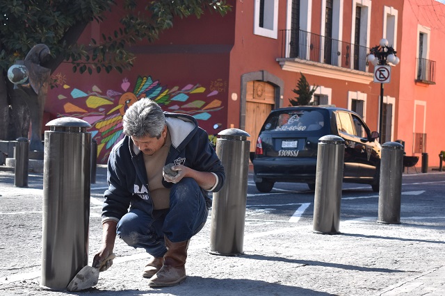 Retiran bolardos y jardineras del Centro Histórico