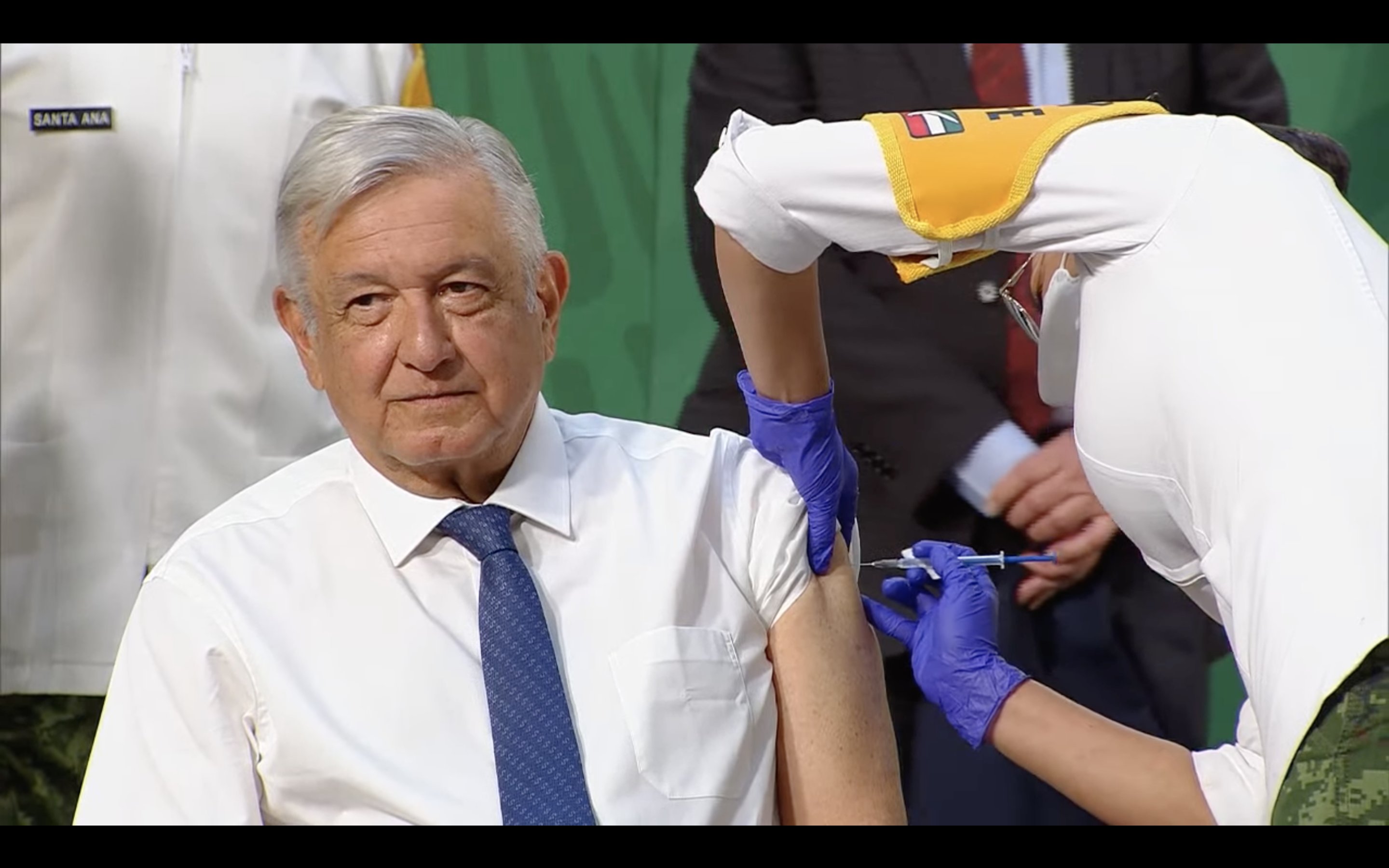 AMLO recibe, por fin, vacuna COVID de AstraZeneca (VIDEO)