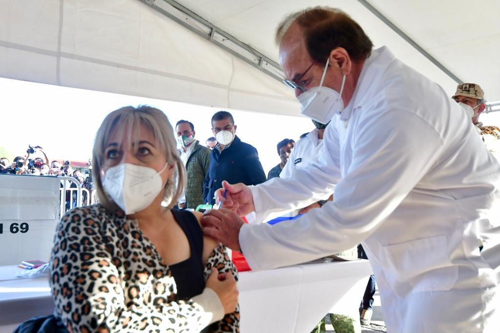 Entre filas y sin sana distancia, así arrancó la vacunación anticovid a maestros en 5 estados