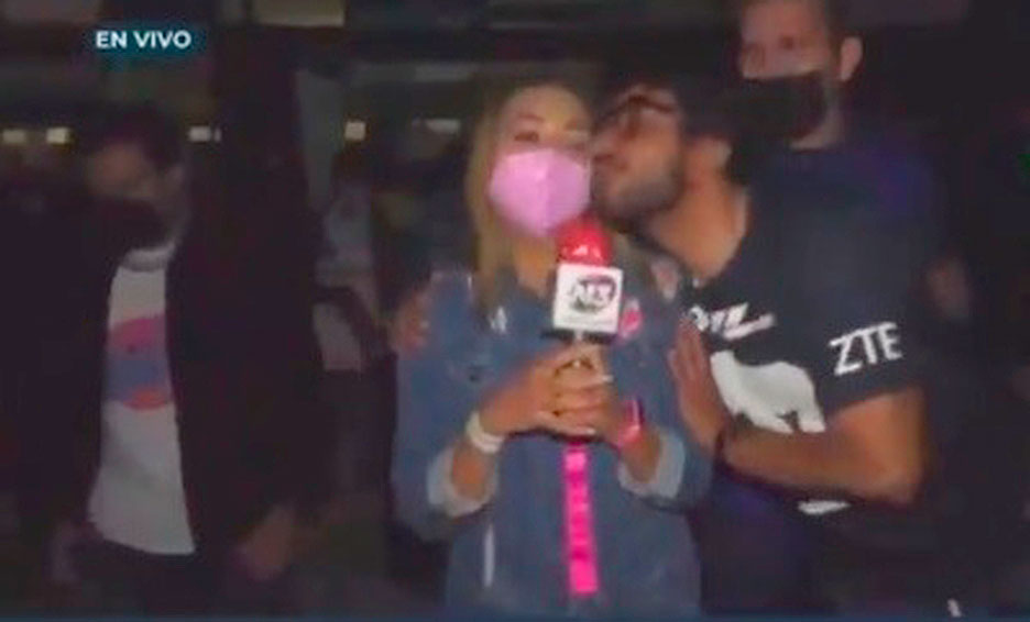 Reportera es acosada en vivo por aficionado de Pumas