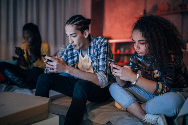 El efecto camaleón: ¿Por qué cuando alguien ve su teléfono, los demás hacen lo mismo?