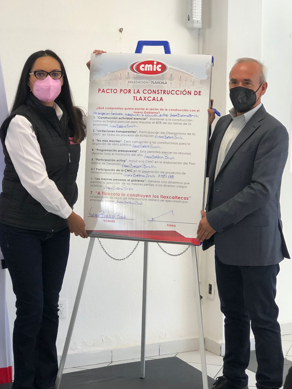 Firma Viviana Barbosa pacto de construcción con la CMIC