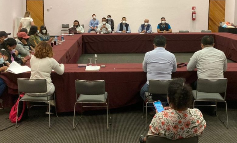 Gobierno estatal logra acuerdo con normalistas y liberan instalaciones del aeropuerto de Oaxaca