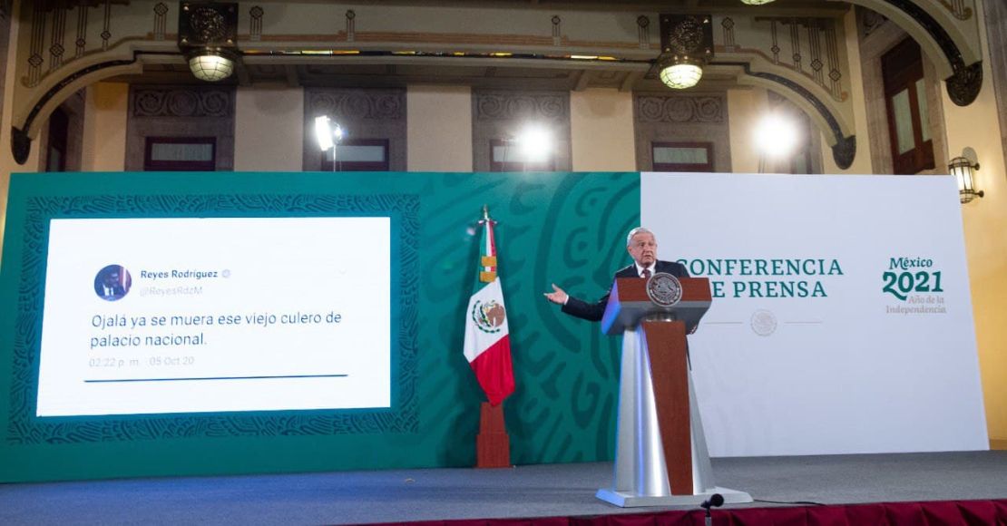 “Ojalá se muera ese viejo culero”. El presidente AMLO exhibió el tuit del Magistrado Reyes en la mañanera