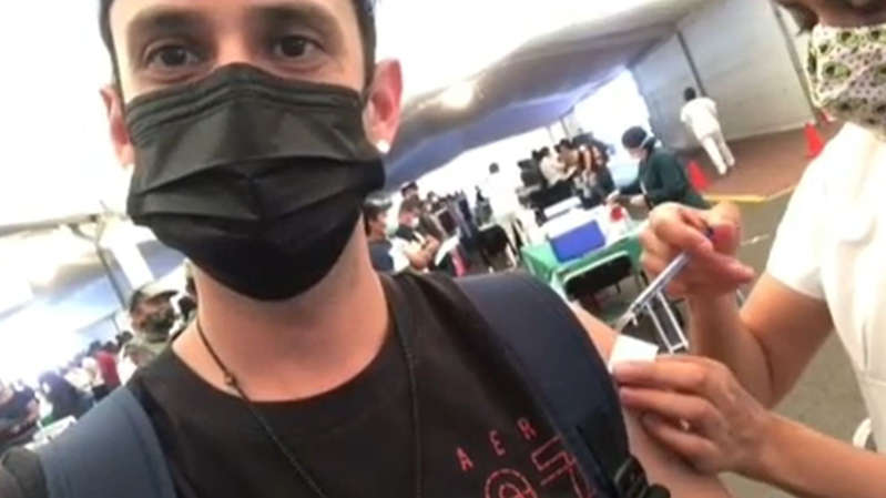 Denuncian a enfermera que aplica “media dosis” de vacuna a actor 