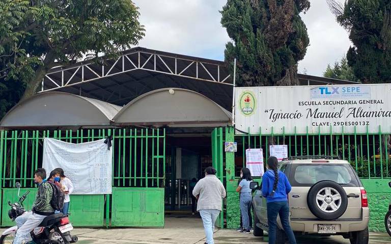 Secundaria de Zacatelco no ha entregado la documentación a los padres de familia.