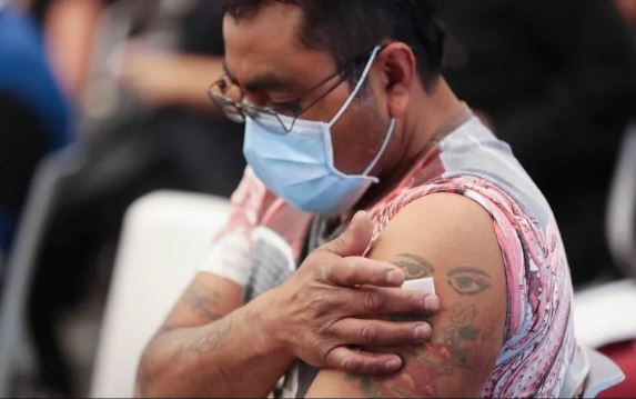 'Ponerte la vacuna reduce el 80% de muertes por covid-19': AMLO