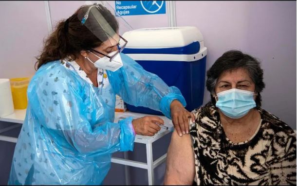 Tercera dosis contra covid-19 abre paso en Europa