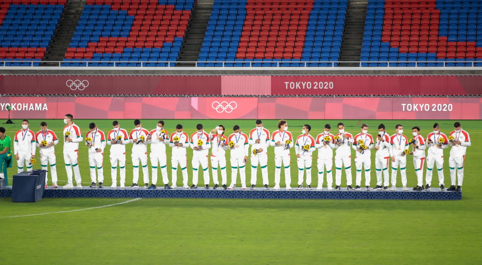 México recibió su medalla de bronce en futbol un día después de ganarle a Japón