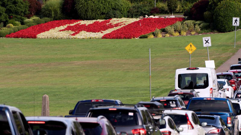 Largas filas y horas de espera en la frontera de Canadá tras reabrir 