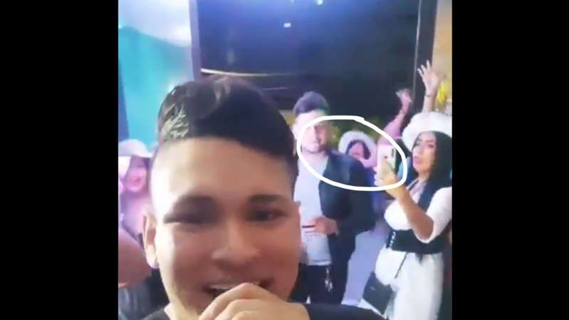 Mujer cae desde segundo piso al perder el equilibrio en medio de una fiesta: Viral