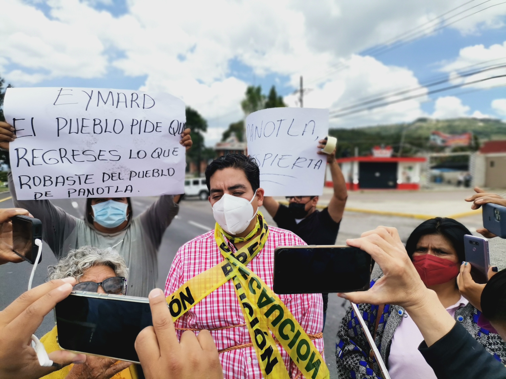 Cierran carretera y autopista en Panotla, retienen a secretario de Ayuntamiento 