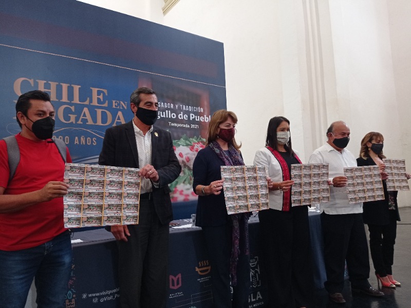 Presentan billete de lotería conmemorativo a los 200 años del chile en nogada