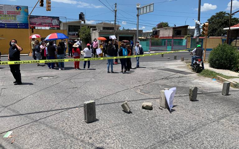 En Panotla ciudadanos protestan y cierran carretera.