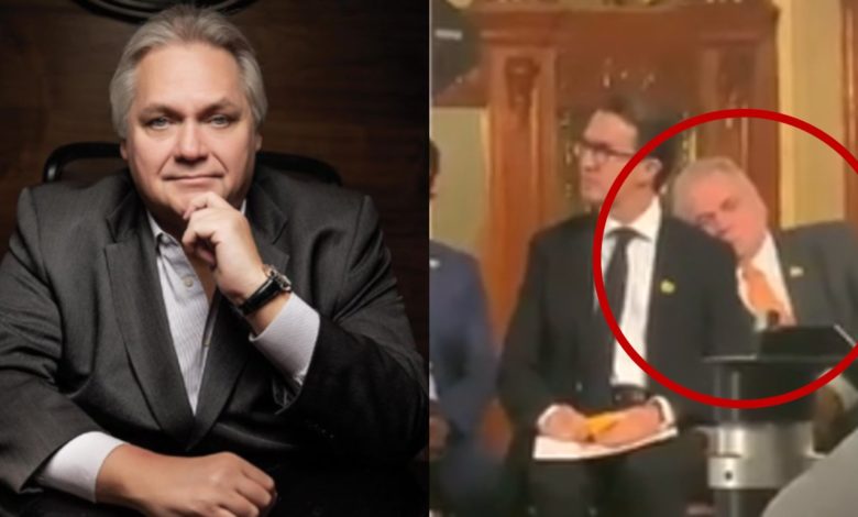 "Estoy fuera": Carlos Bremer se queda dormido durante la mañanera de AMLO (Video)