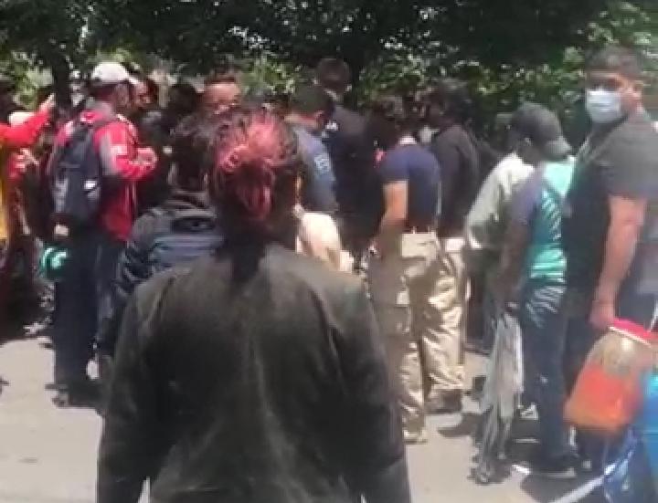 Agarran a alcalde de Panotla en centro de vacunación, le reprochan desabastos