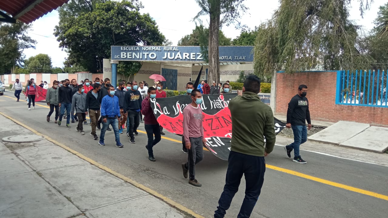 Marchan normalistas en Tlaxcala, exigen mejoras a la educación