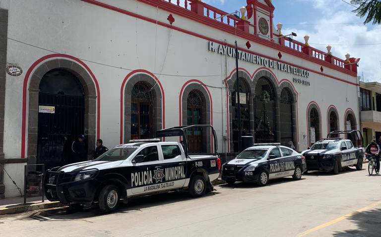 Oficiales Municipales de Tlaltelulco entran en paro laboral por falta de pago.