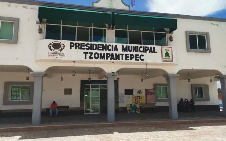 Trabajadores del ayuntamiento de Tzompantepec inconformes con sus pagos
