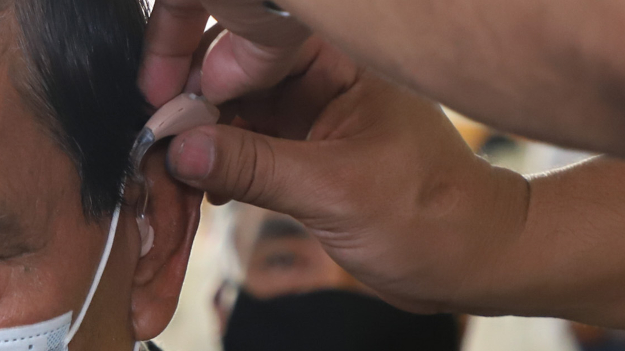 En Ocoyucan hacen entrega de Aparatos Auditivos y Oculares 