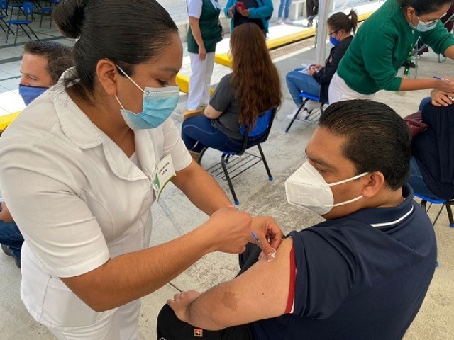 Más de mil docentes de Puebla están pendientes de recibir su vacuna contra el Covid-19