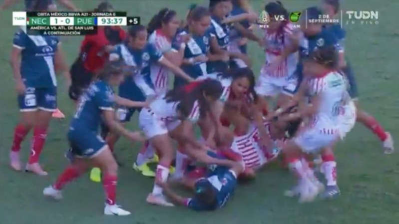 Partido de futbol entre Puebla y Necaxa de la Liga MX Femenil termina en pelea campal