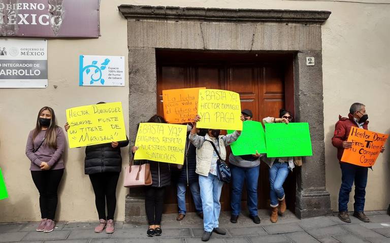 Trabajadores del Ayuntamiento de Chiautempan se manifiestan fuera de las instalaciones de la presidencia.