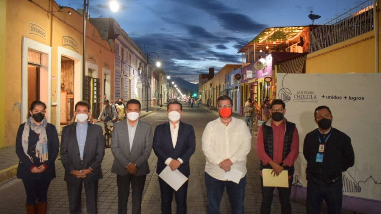 Ayuntamiento de San Pedro Cholula instaló nuevas luminarias en las principales zonas comerciales 