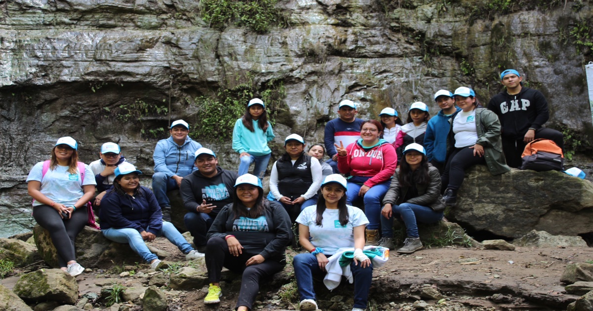 Juventudes turquesa limpian la cascada “Cola de caballo” en Tizatlán