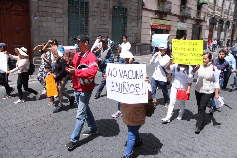Protestan en Puebla contra aplicación de vacuna Covid