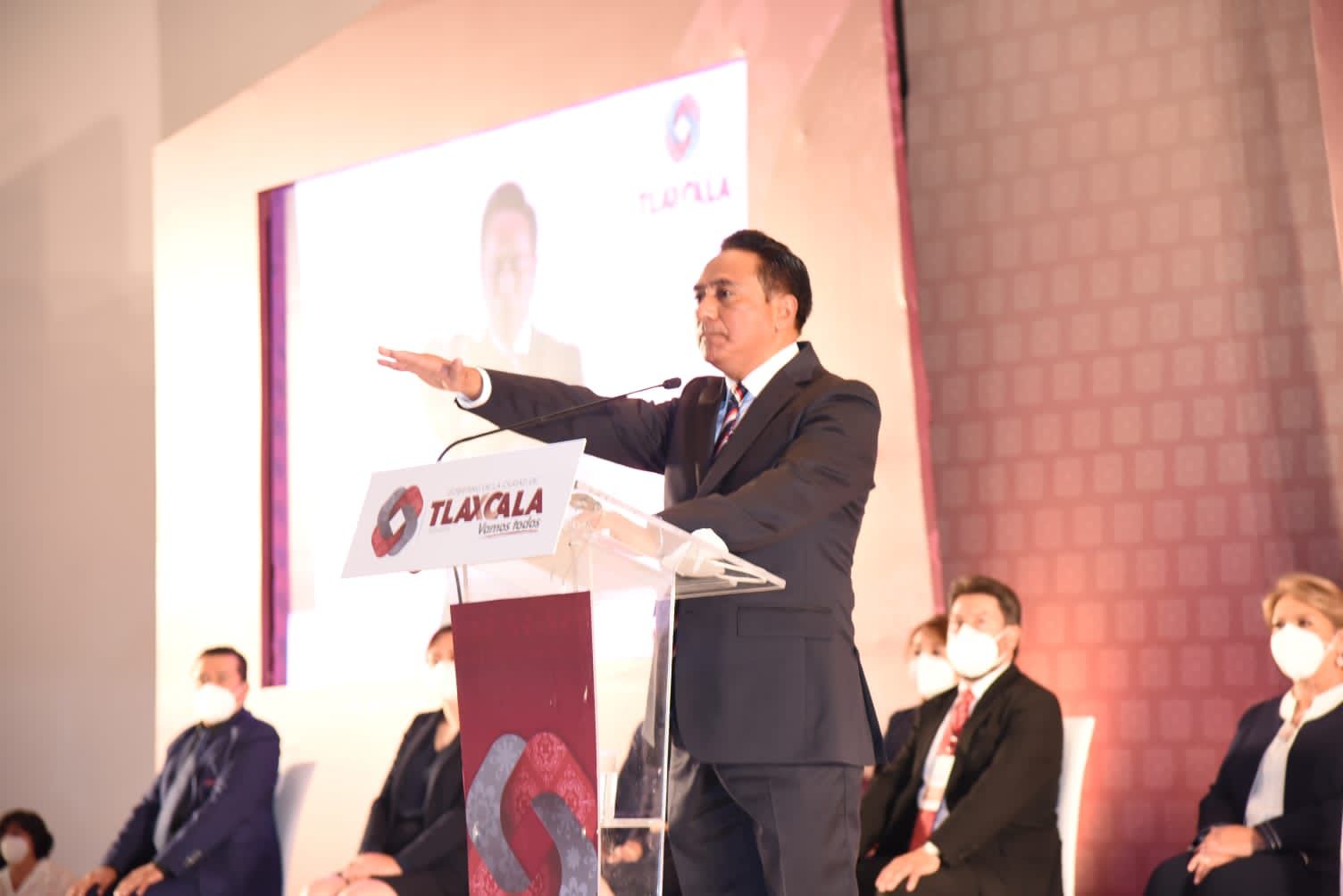 Jorge Corichi rinde protesta como alcalde de Tlaxcala.